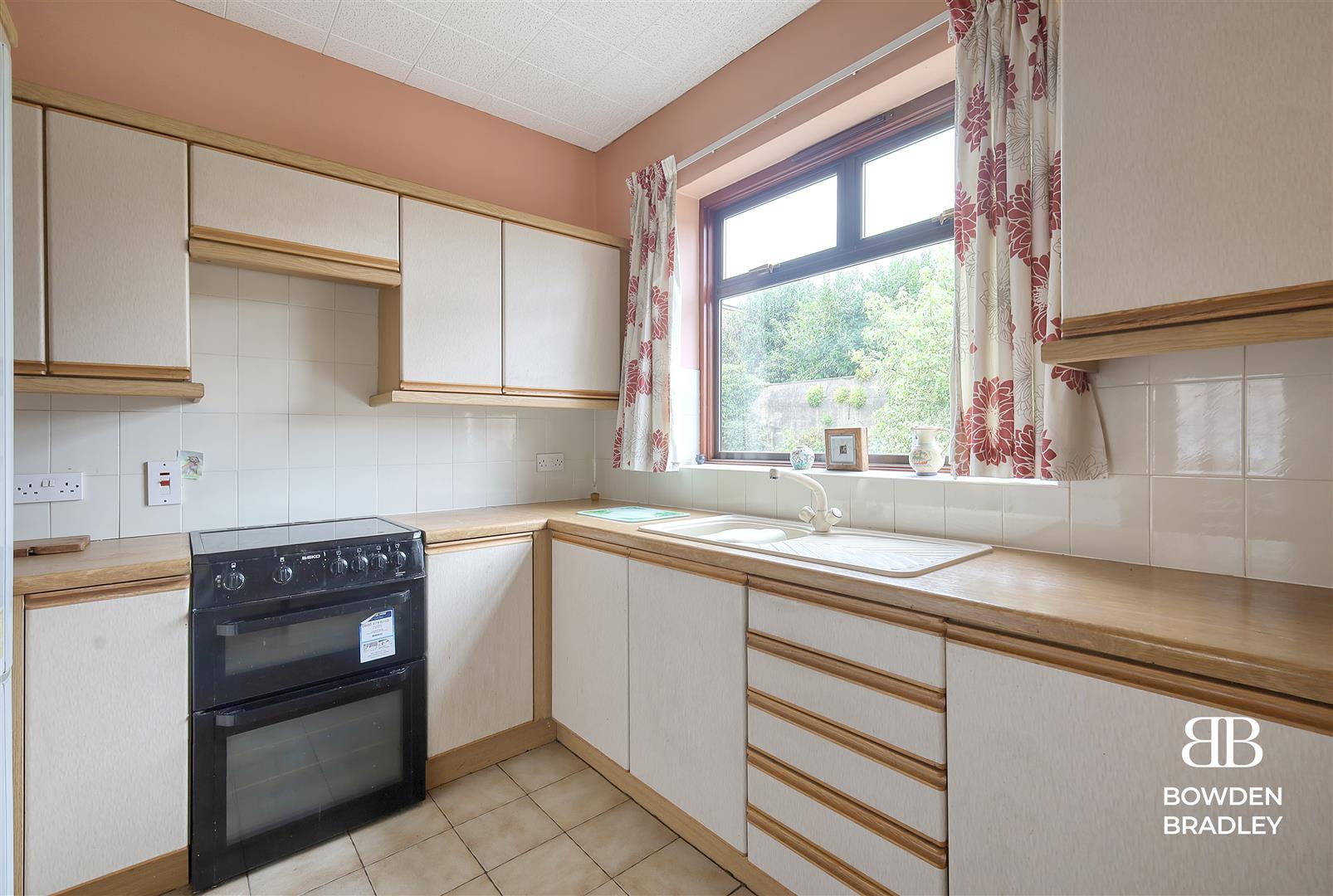 2 bed semi-detached bungalow for sale in Geariesville Gardens, Barkingside  - Property Image 7