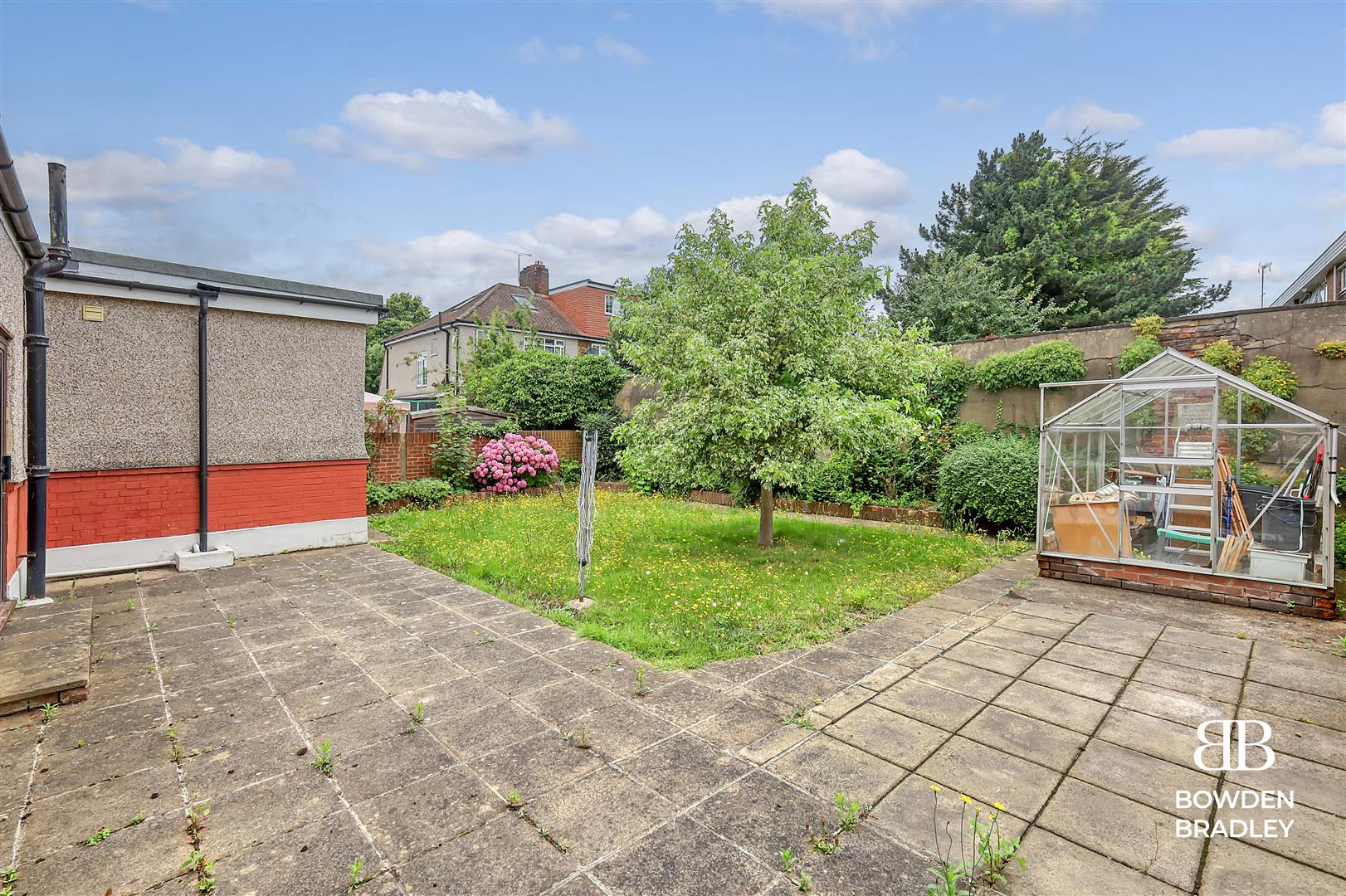 2 bed semi-detached bungalow for sale in Geariesville Gardens, Barkingside  - Property Image 2