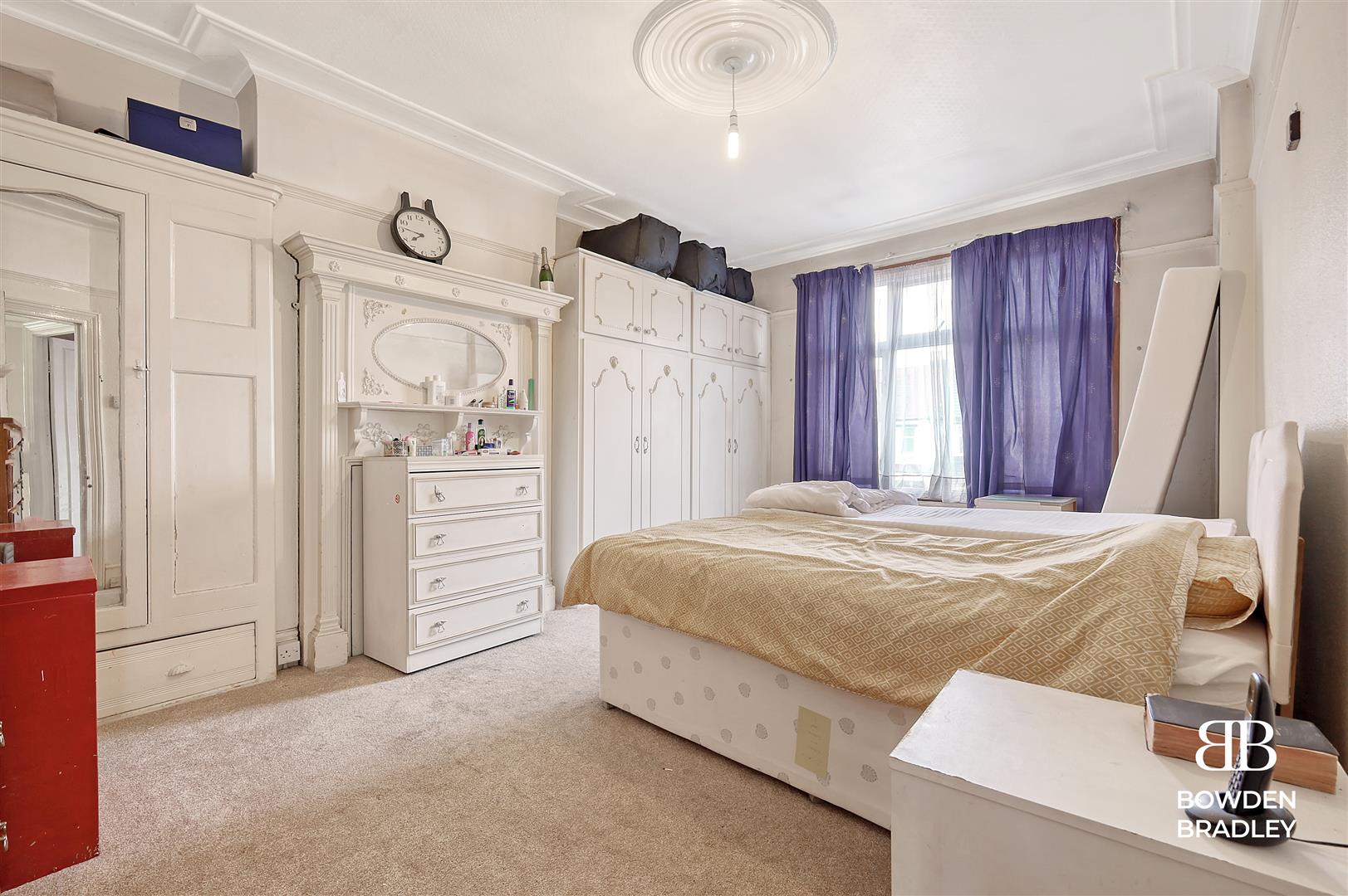 3 bed semi-detached house for sale in Cranbrook Road, Gants Hill  - Property Image 16