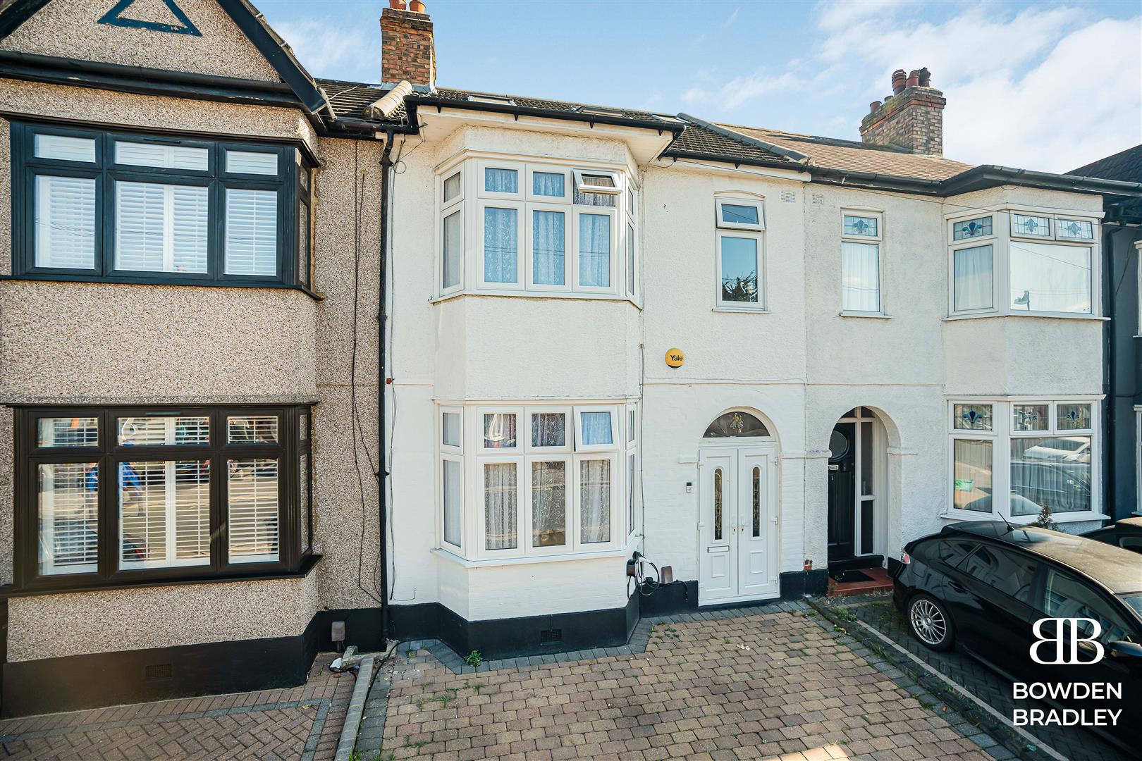 5 bed terraced house for sale in Clinton Crescent, Hainault  - Property Image 2