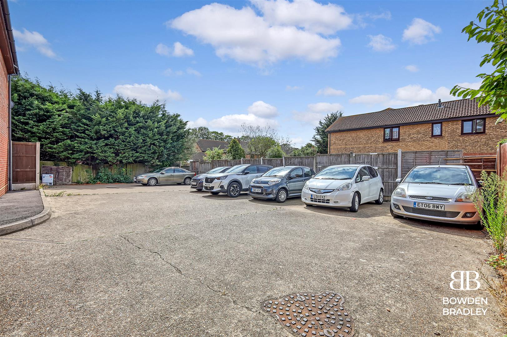 2 bed terraced house for sale in Trafford Close, Hainault  - Property Image 14