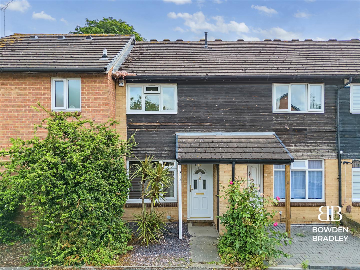 2 bed terraced house for sale in Laing Close, Hainault  - Property Image 1