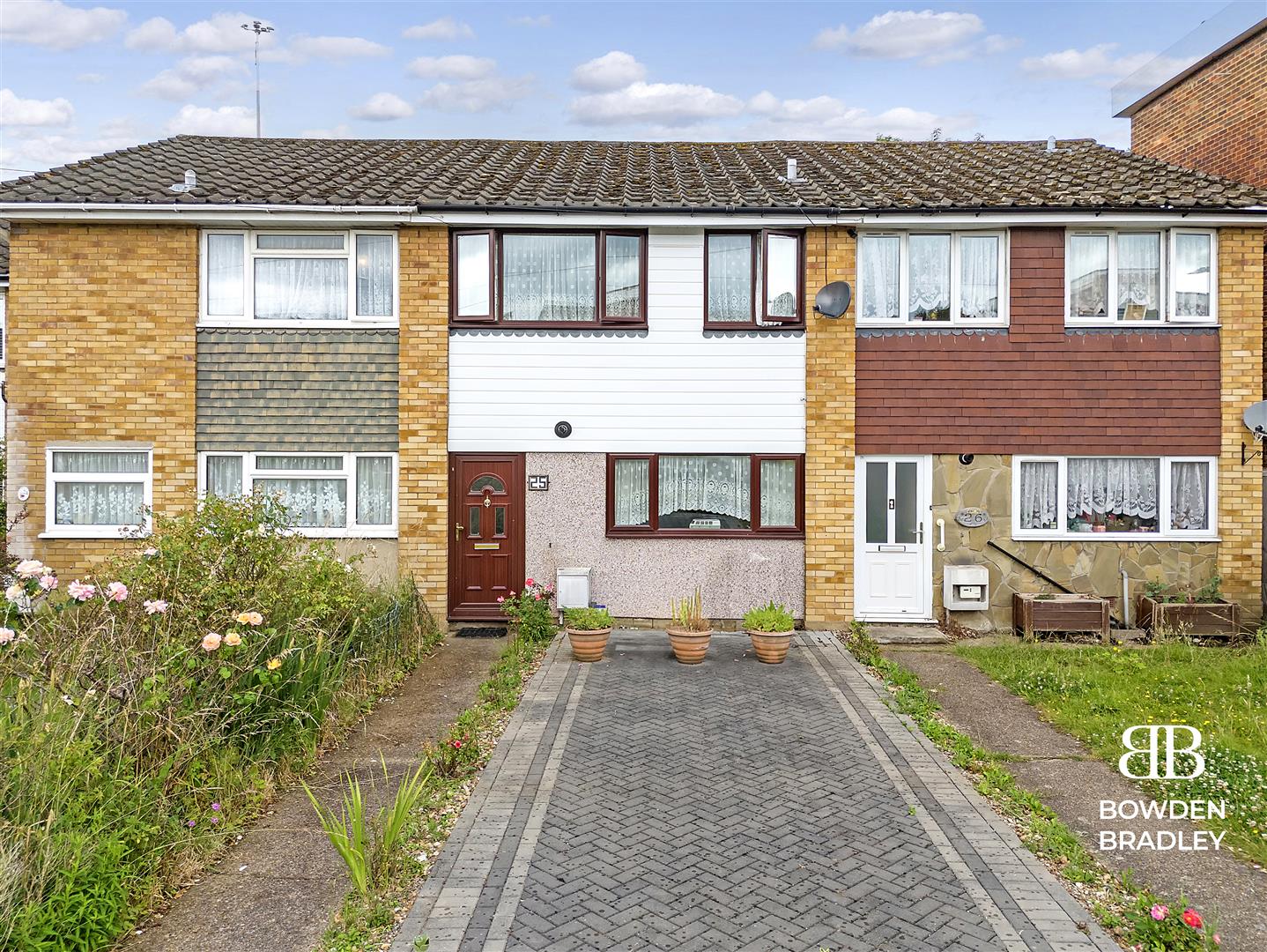 3 bed terraced house for sale in Robinia Close, Hainault  - Property Image 3