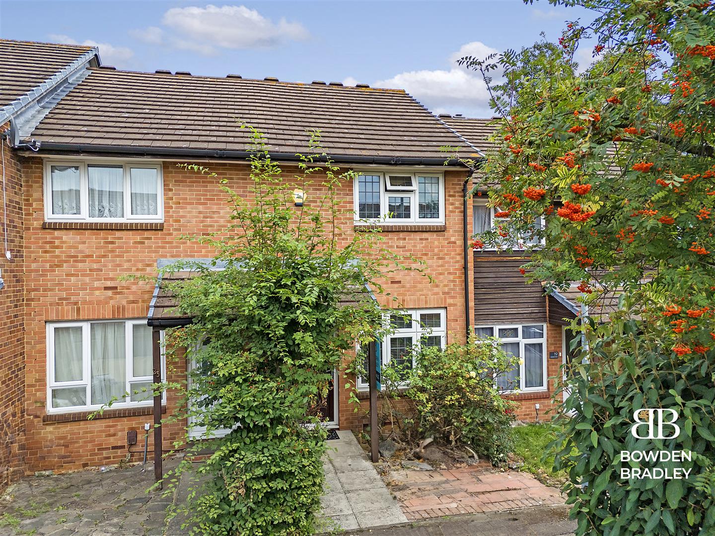 2 bed terraced house for sale in Andrew Close, Ilford  - Property Image 2