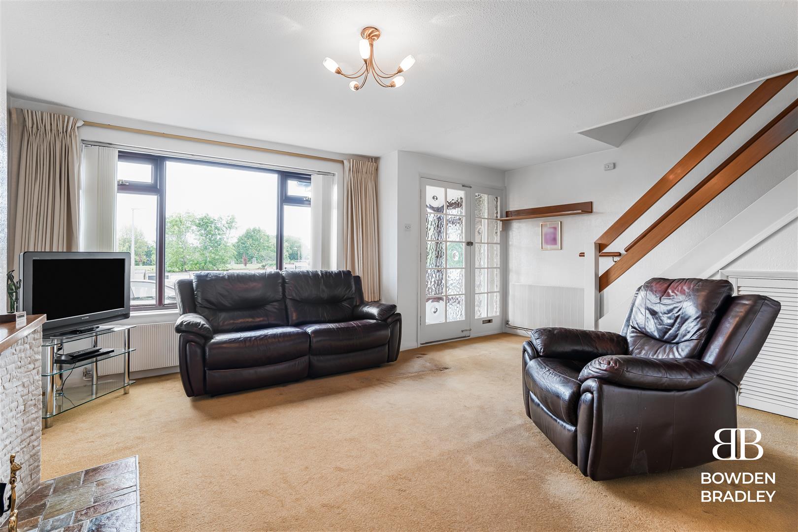 3 bed semi-detached house for sale in North Dene, Chigwell  - Property Image 6