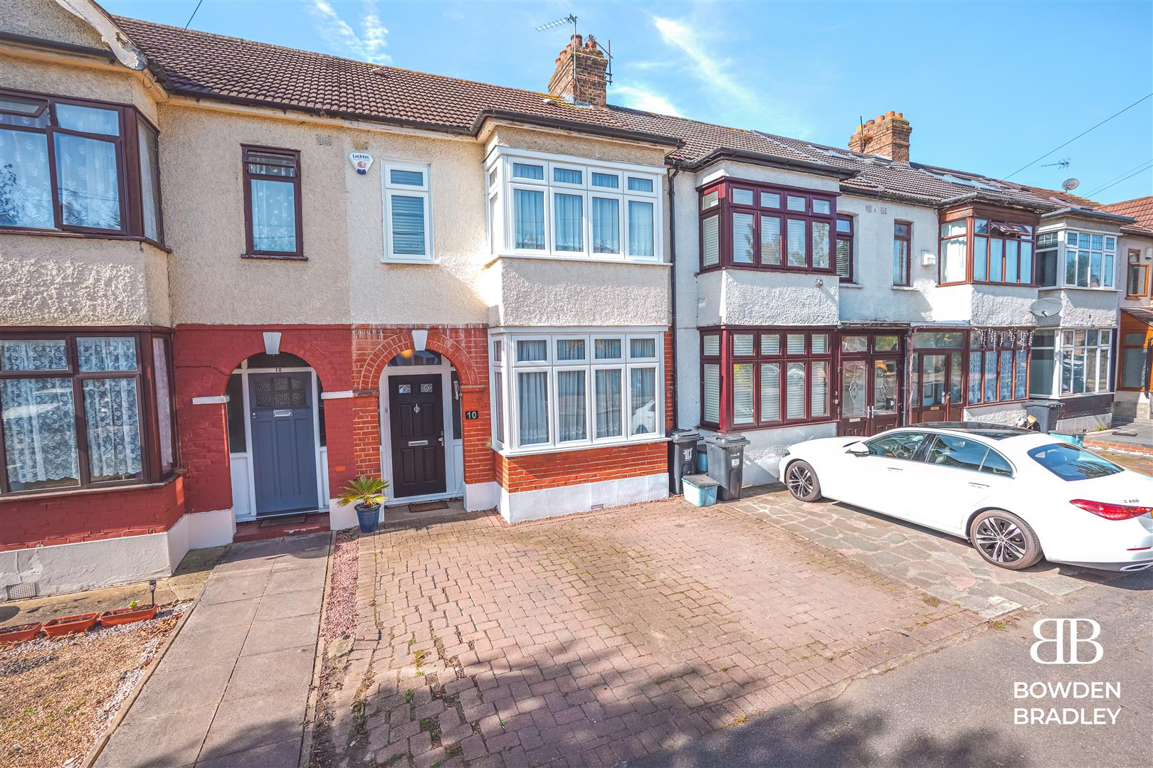 3 bed terraced house for sale in Hazelbrouck Gardens, Hainault  - Property Image 2