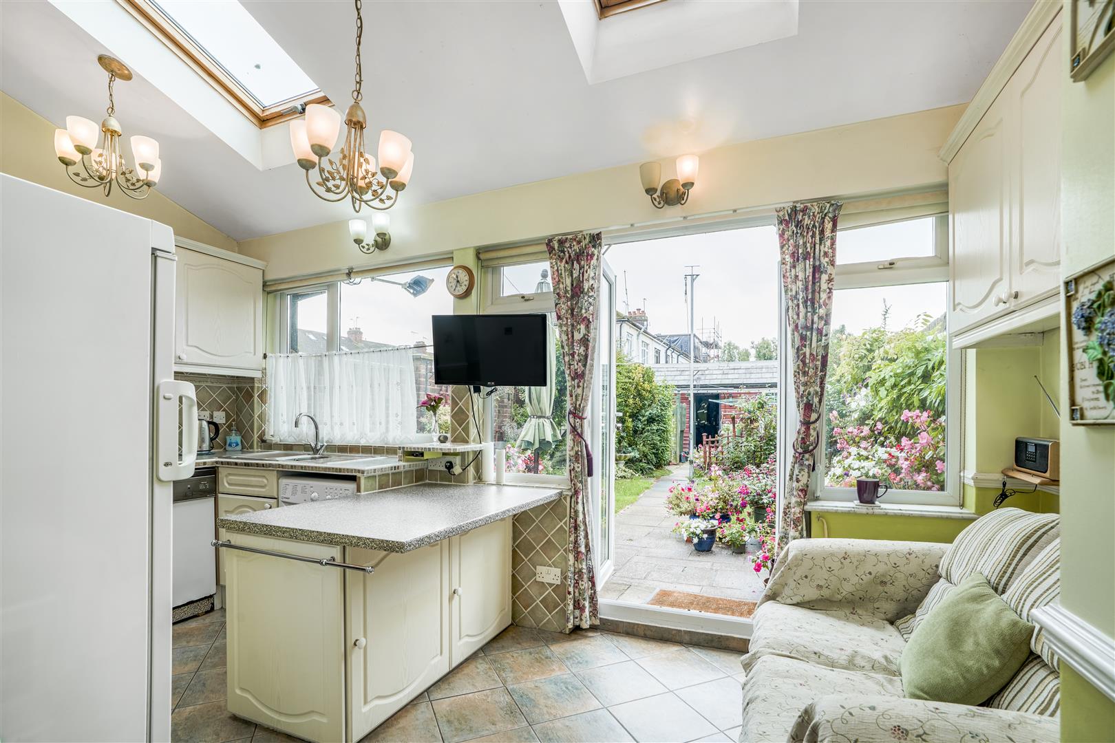 3 bed terraced house for sale in Orchard Gardens, Waltham Abbey  - Property Image 10