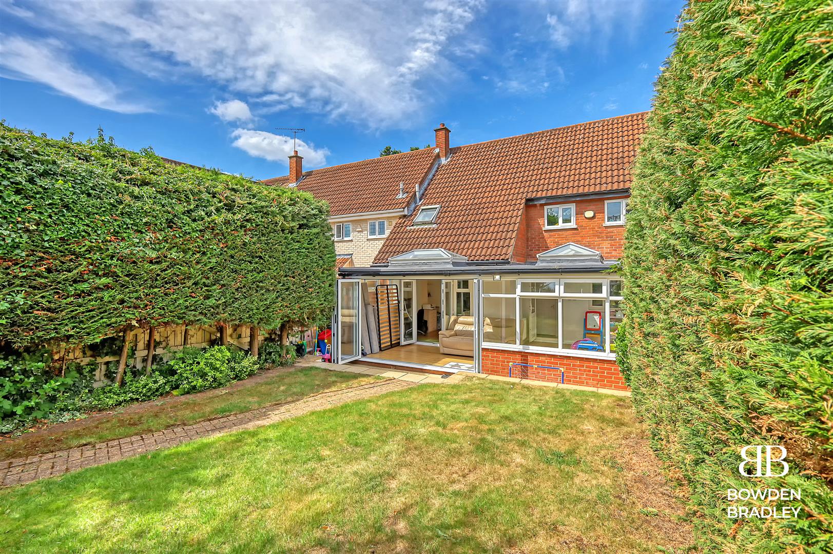 3 bed terraced house for sale in St. Marys Way, Chigwell  - Property Image 24