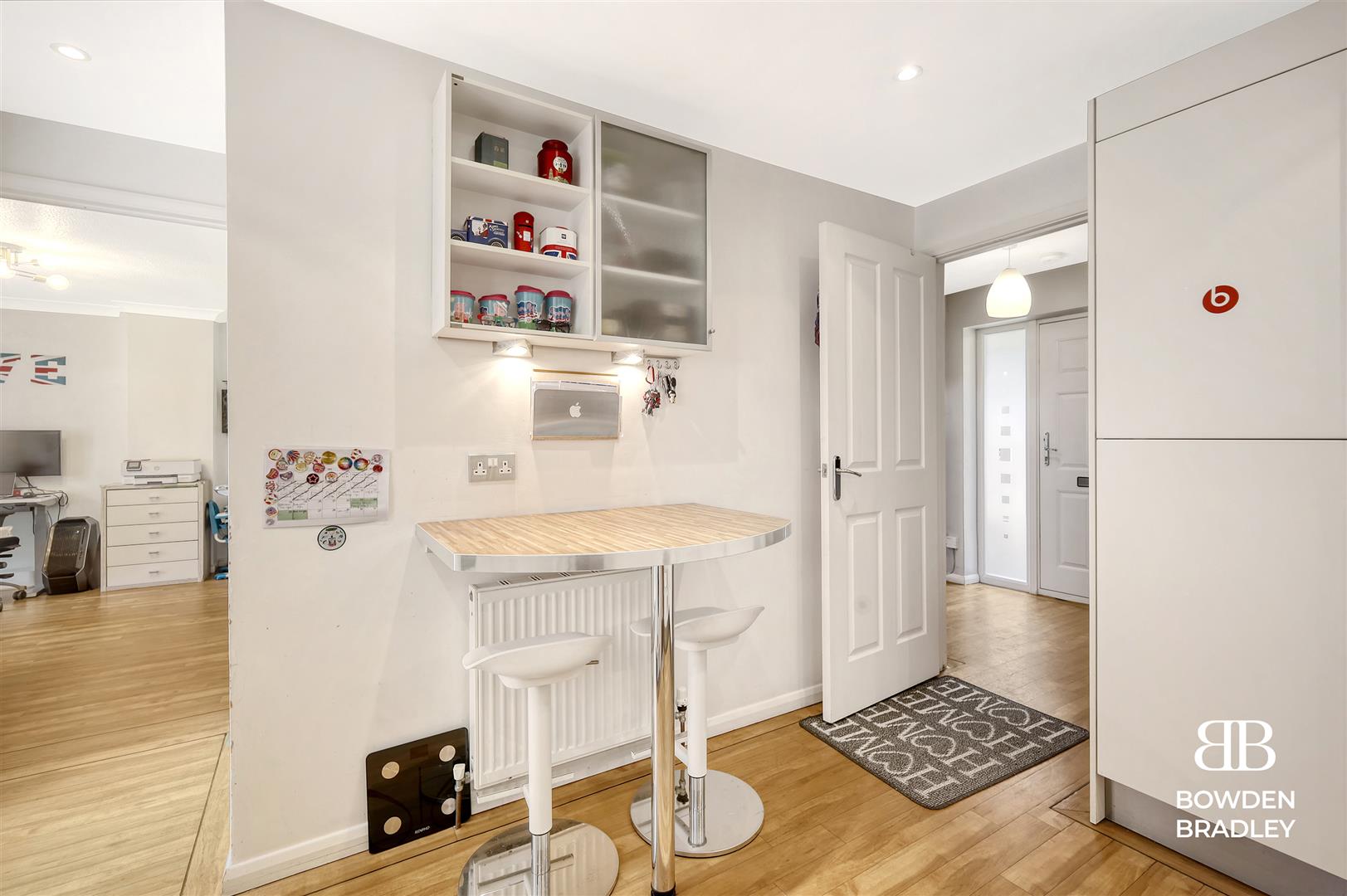 3 bed terraced house for sale in St. Marys Way, Chigwell  - Property Image 6