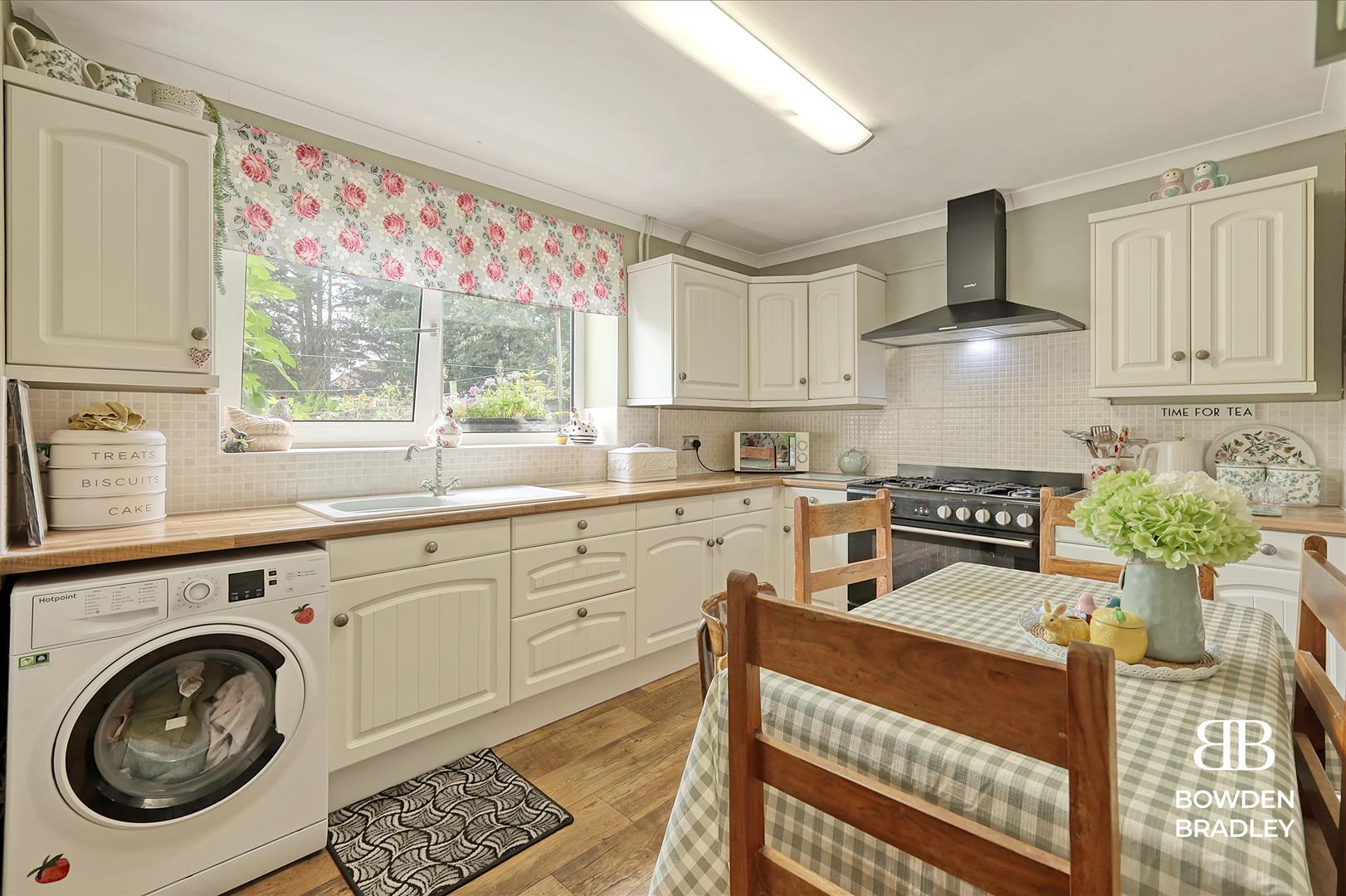 2 bed terraced house for sale in Manford Way, Chigwell  - Property Image 2