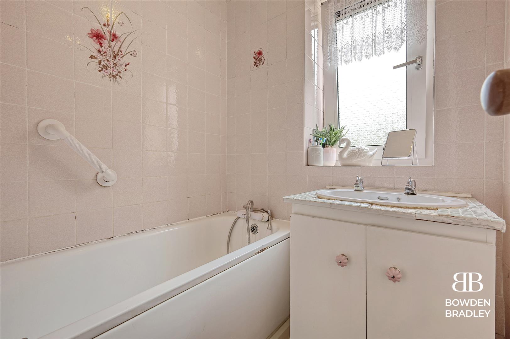 2 bed terraced house for sale in Manford Way, Chigwell  - Property Image 9