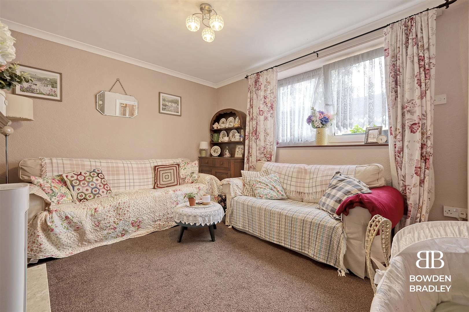 2 bed terraced house for sale in Manford Way, Chigwell  - Property Image 4