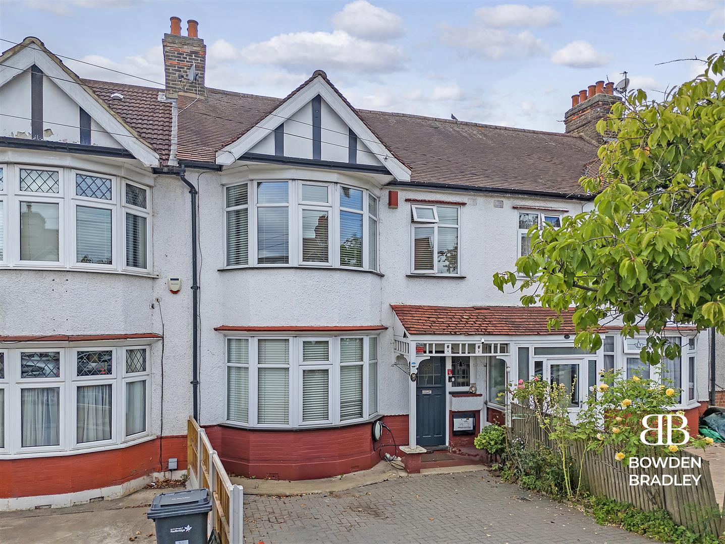 3 bed terraced house for sale in Inglehurst Gardens, Redbridge  - Property Image 1