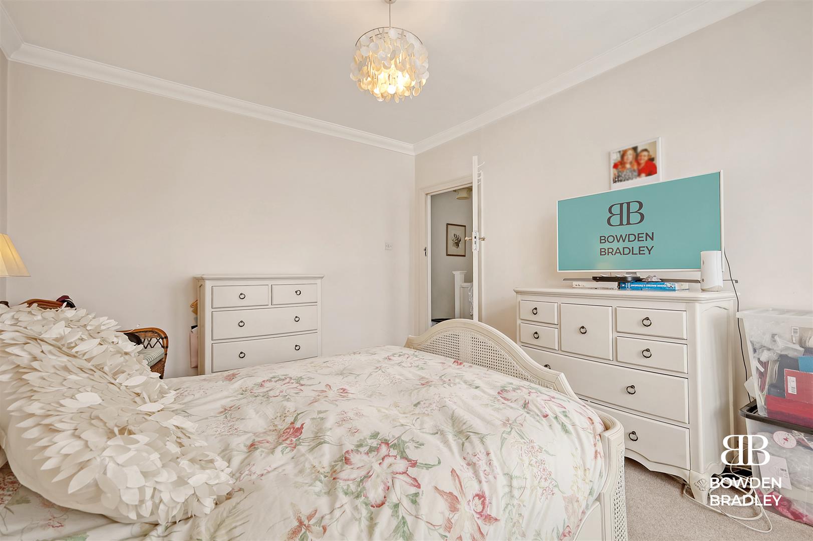 3 bed terraced house for sale in Inglehurst Gardens, Redbridge  - Property Image 12