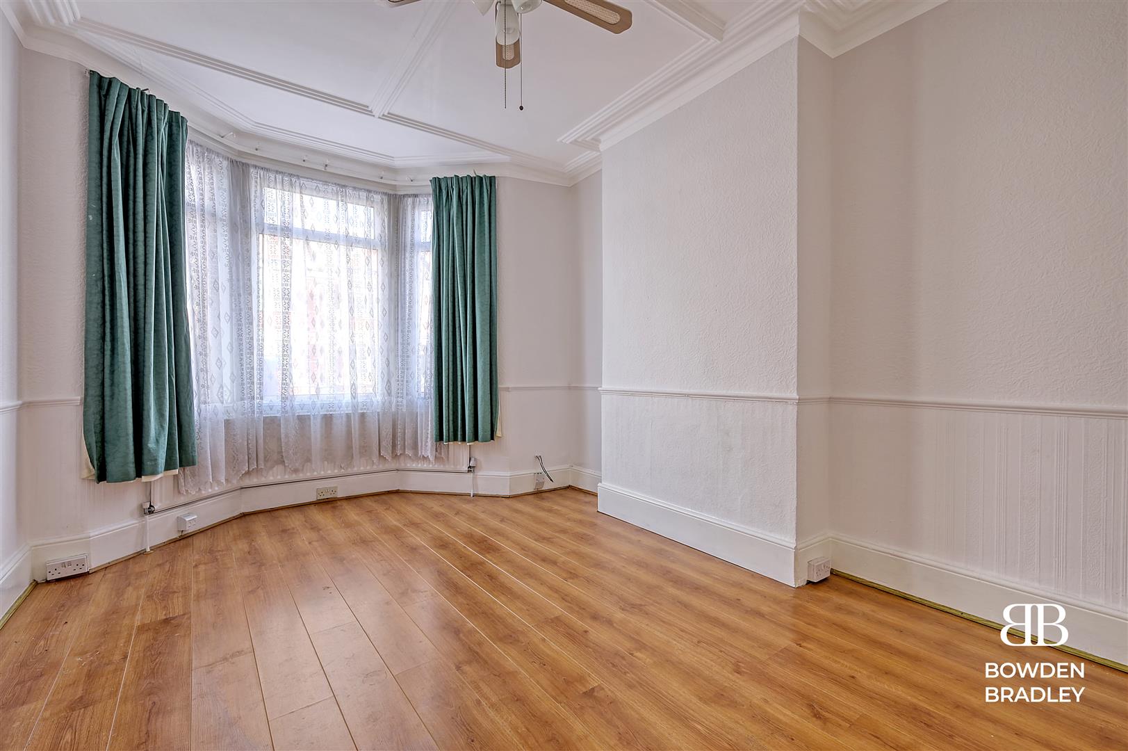 3 bed terraced house for sale in Hampton Road, Ilford  - Property Image 2