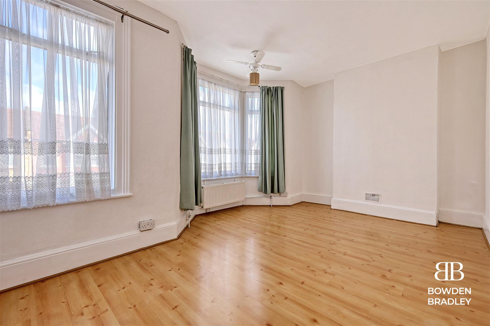 3 bed terraced house for sale in Hampton Road, Ilford  - Property Image 11