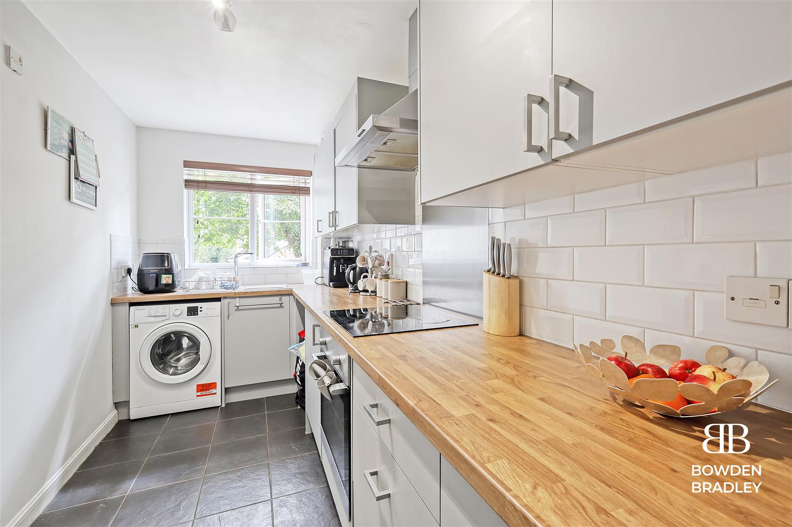 2 bed flat for sale in Bryony Close, Loughton  - Property Image 4