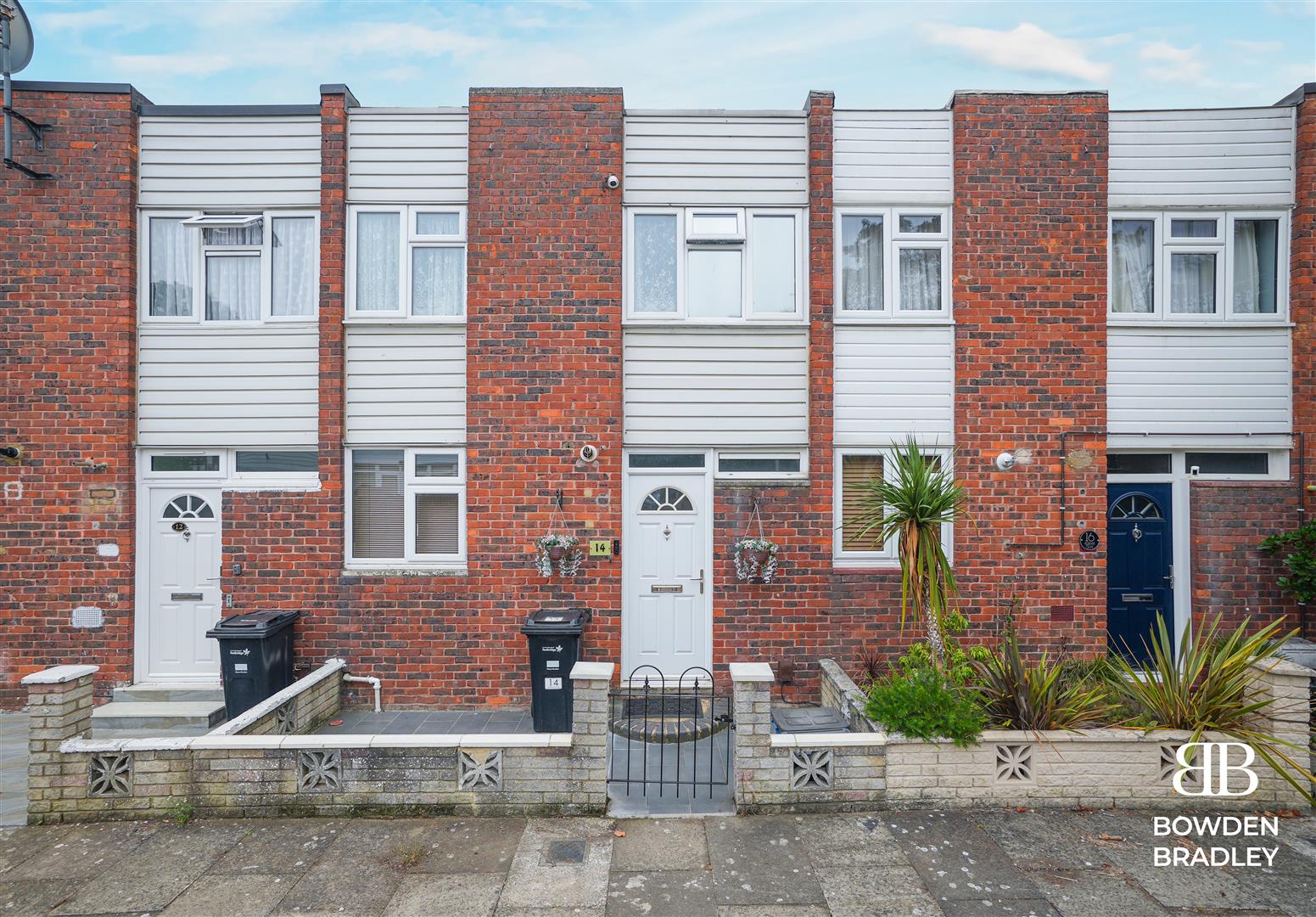 2 bed terraced house for sale in Kesteven Close, Ilford  - Property Image 1