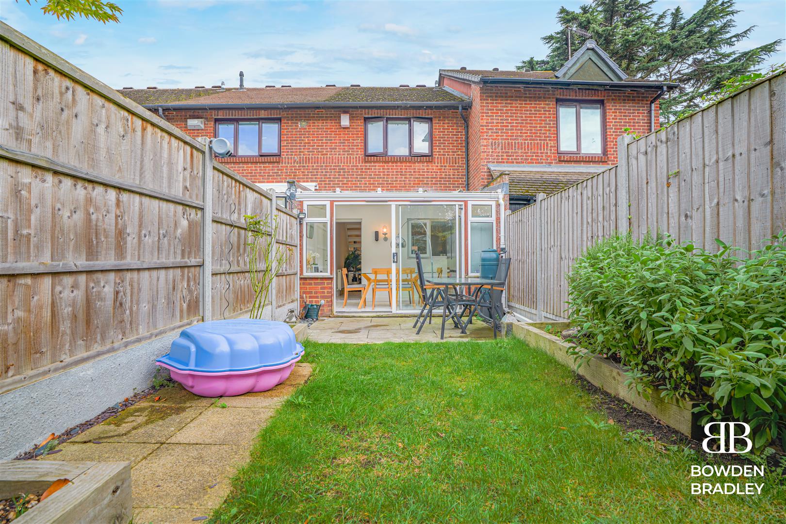 2 bed terraced house for sale in Alders Close, Aldersbrook  - Property Image 14