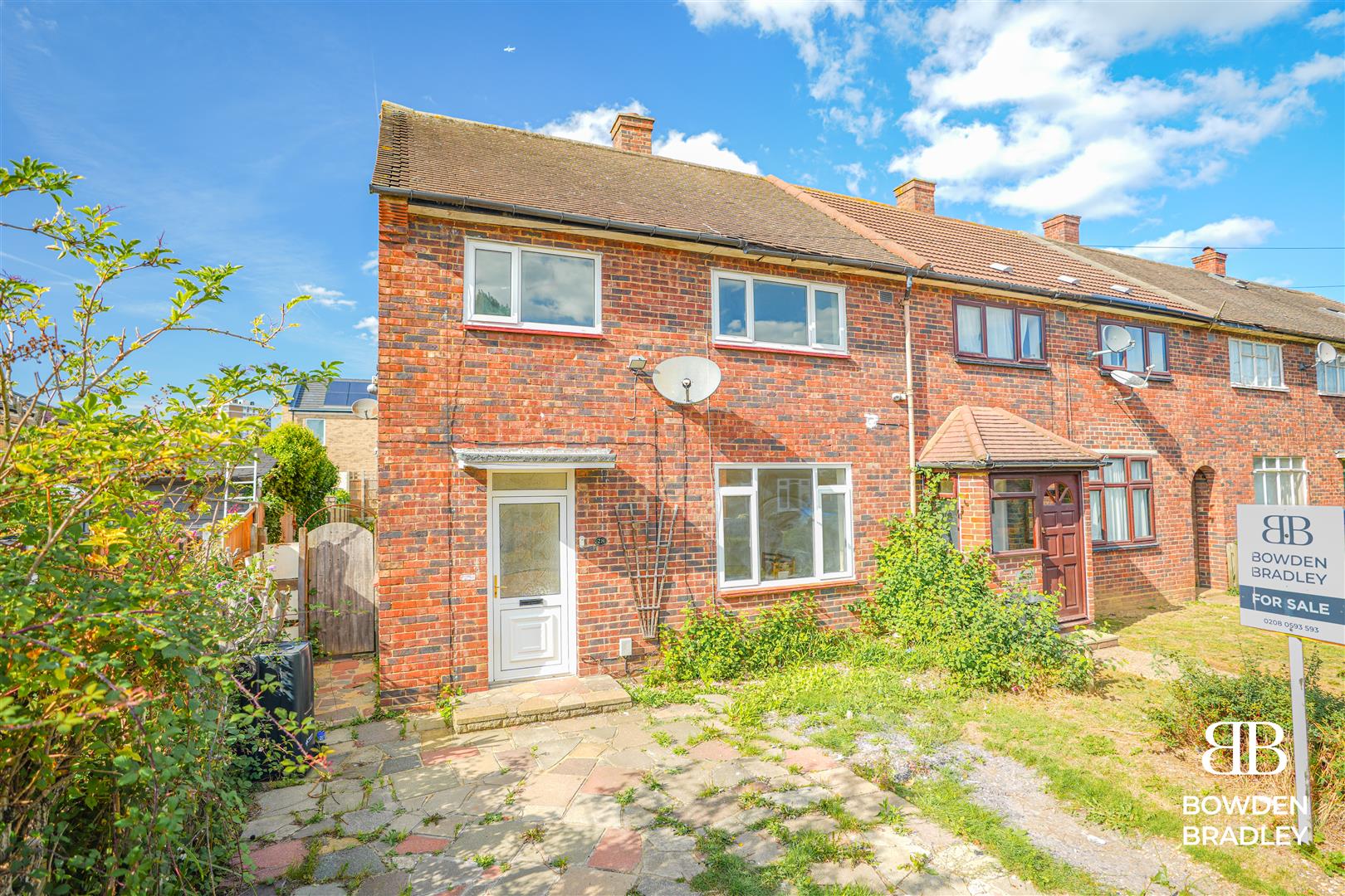 3 bed end of terrace house for sale in Marlyon Road, Hainault  - Property Image 1