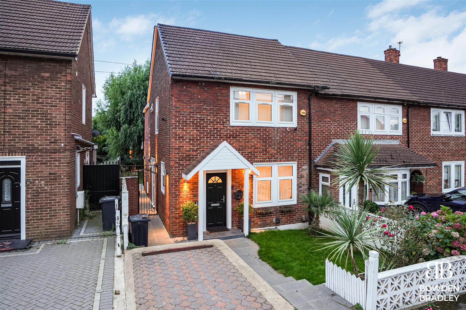 3 bed end of terrace house for sale in Tine Road, Chigwell  - Property Image 1