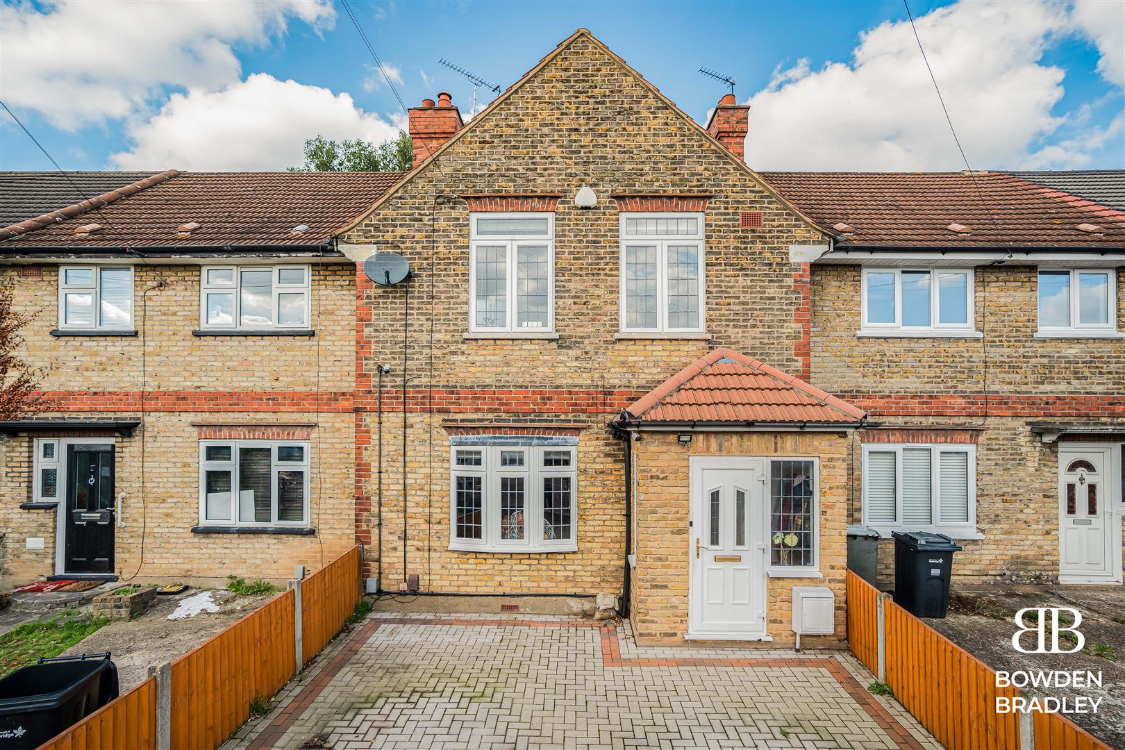 3 bed terraced house for sale in Kingsley Road, Hainault  - Property Image 2