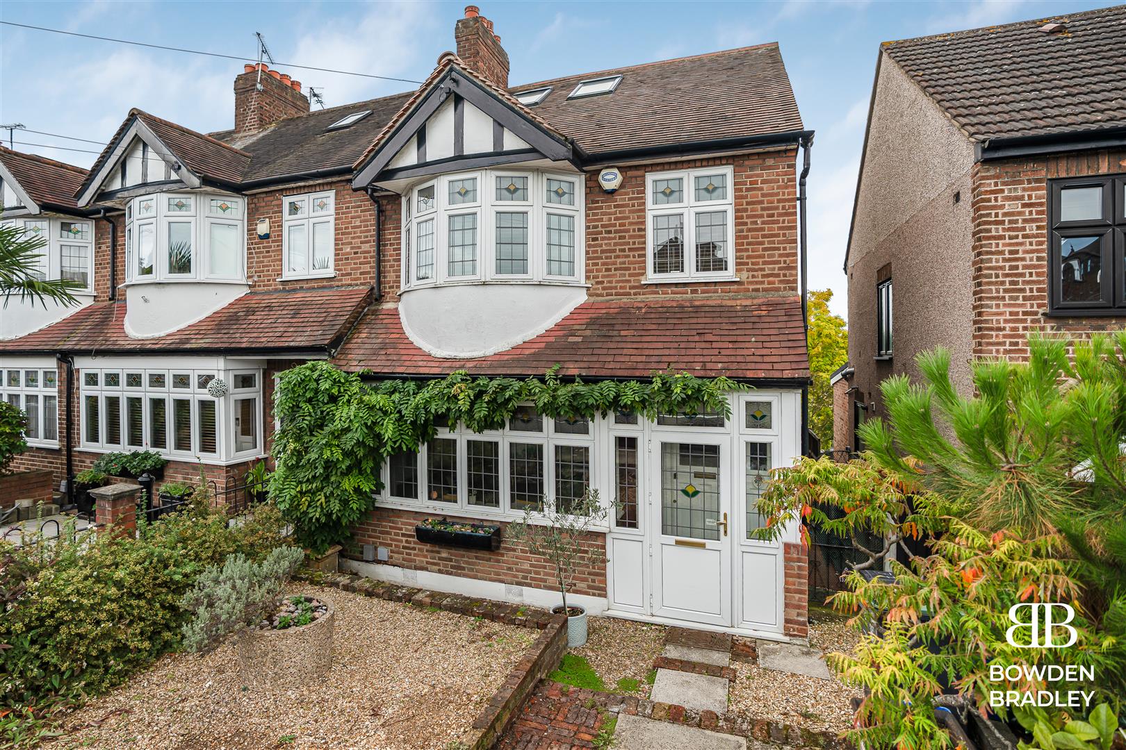 4 bed end of terrace house for sale in Turpins Lane, Woodford Green  - Property Image 1