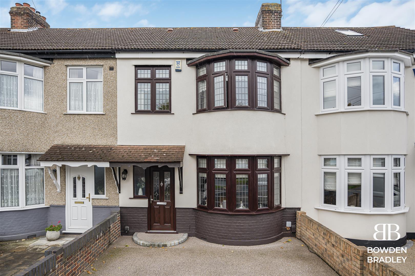 3 bed terraced house for sale in Grenfell Avenue, Hornchurch  - Property Image 1