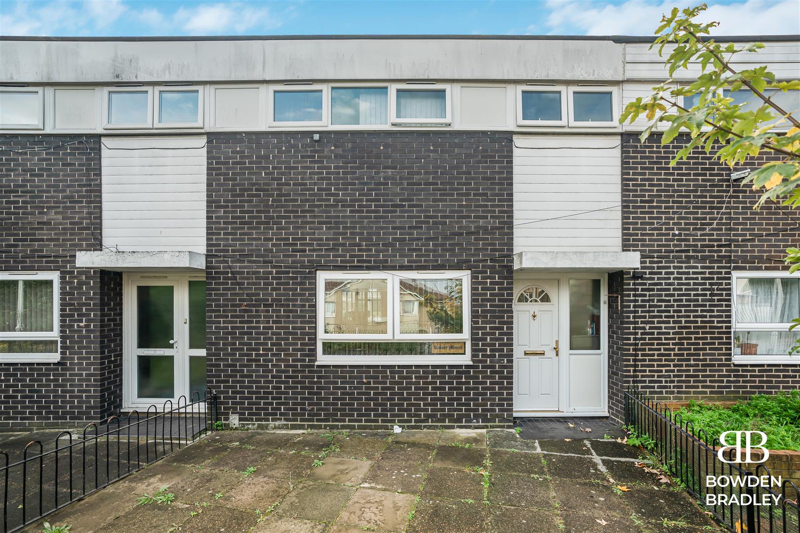 3 bed terraced house for sale in Warren Gardens, London  - Property Image 2