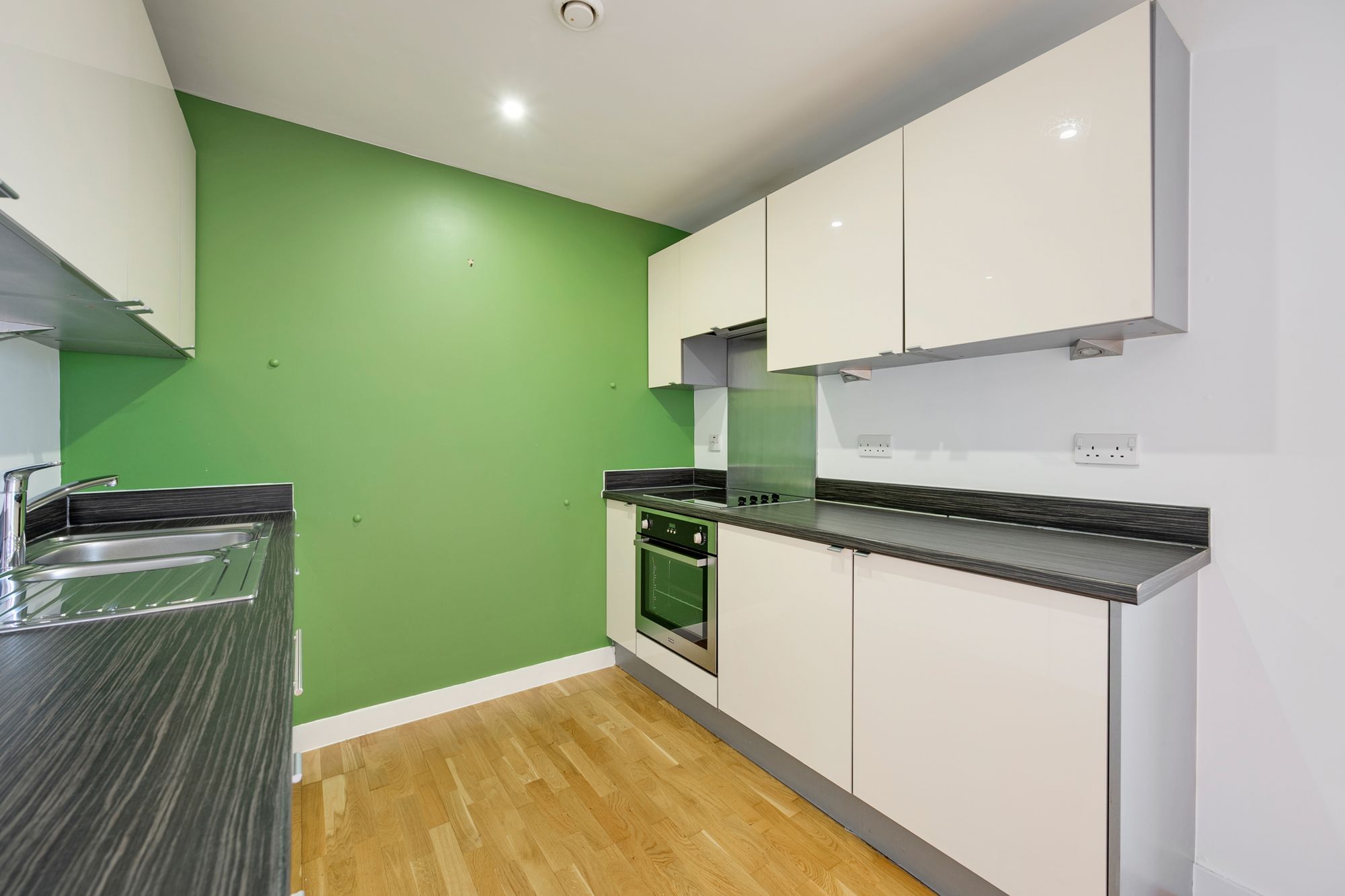 1 bed apartment for sale in St. Johns Gardens, Bury  - Property Image 10