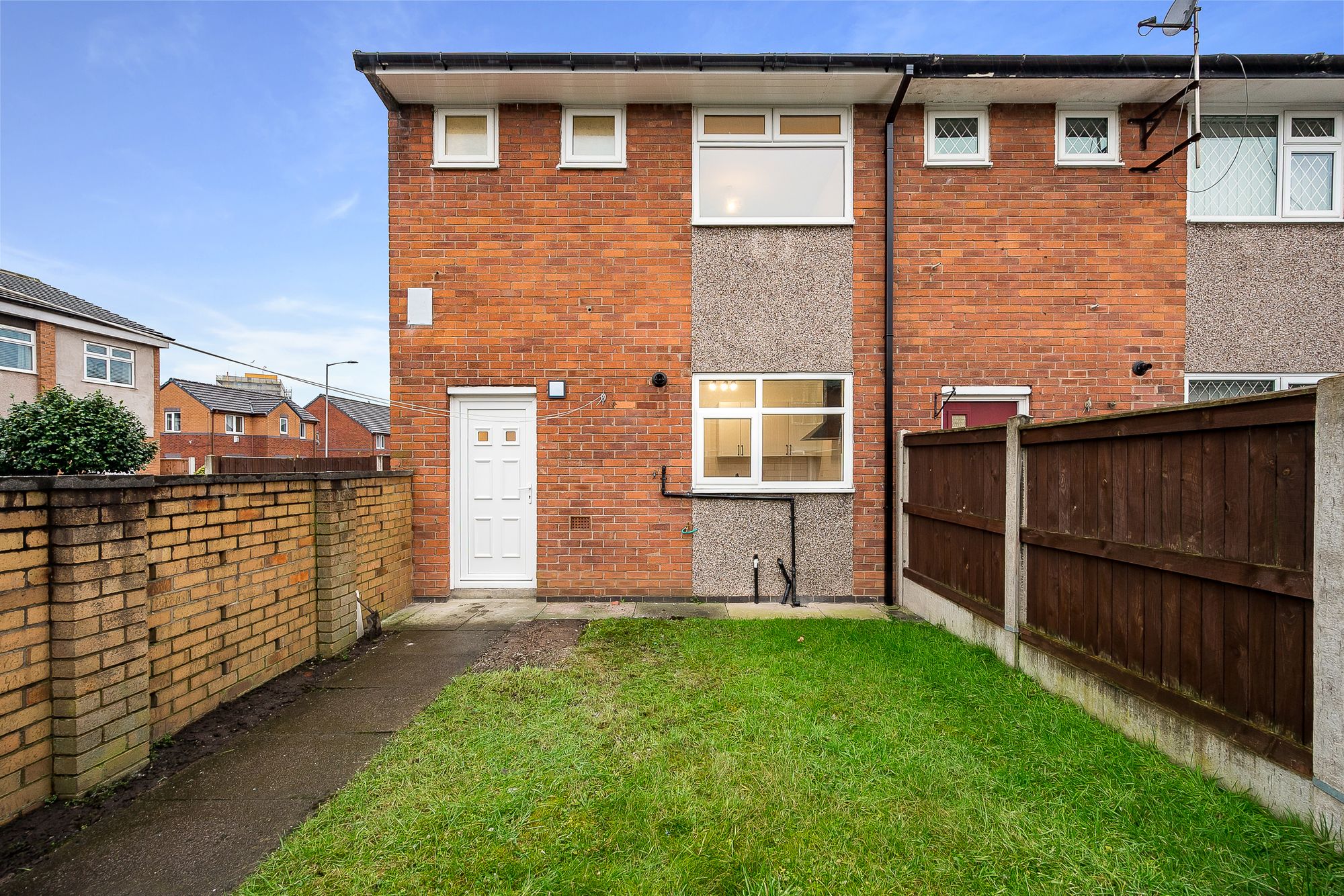 3 bed end of terrace house to rent in Oakford Avenue, Manchester 19