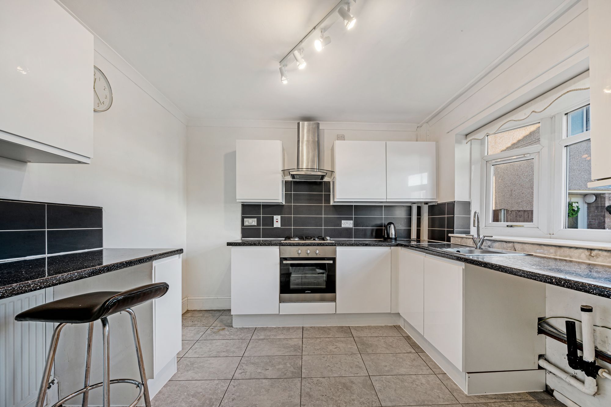 4 bed mid-terraced house to rent in Norbury Close, Manchester 2