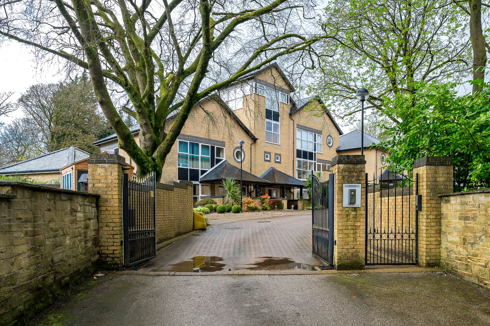 2 bed flat for sale in Belvedere Heights, Bolton  - Property Image 1