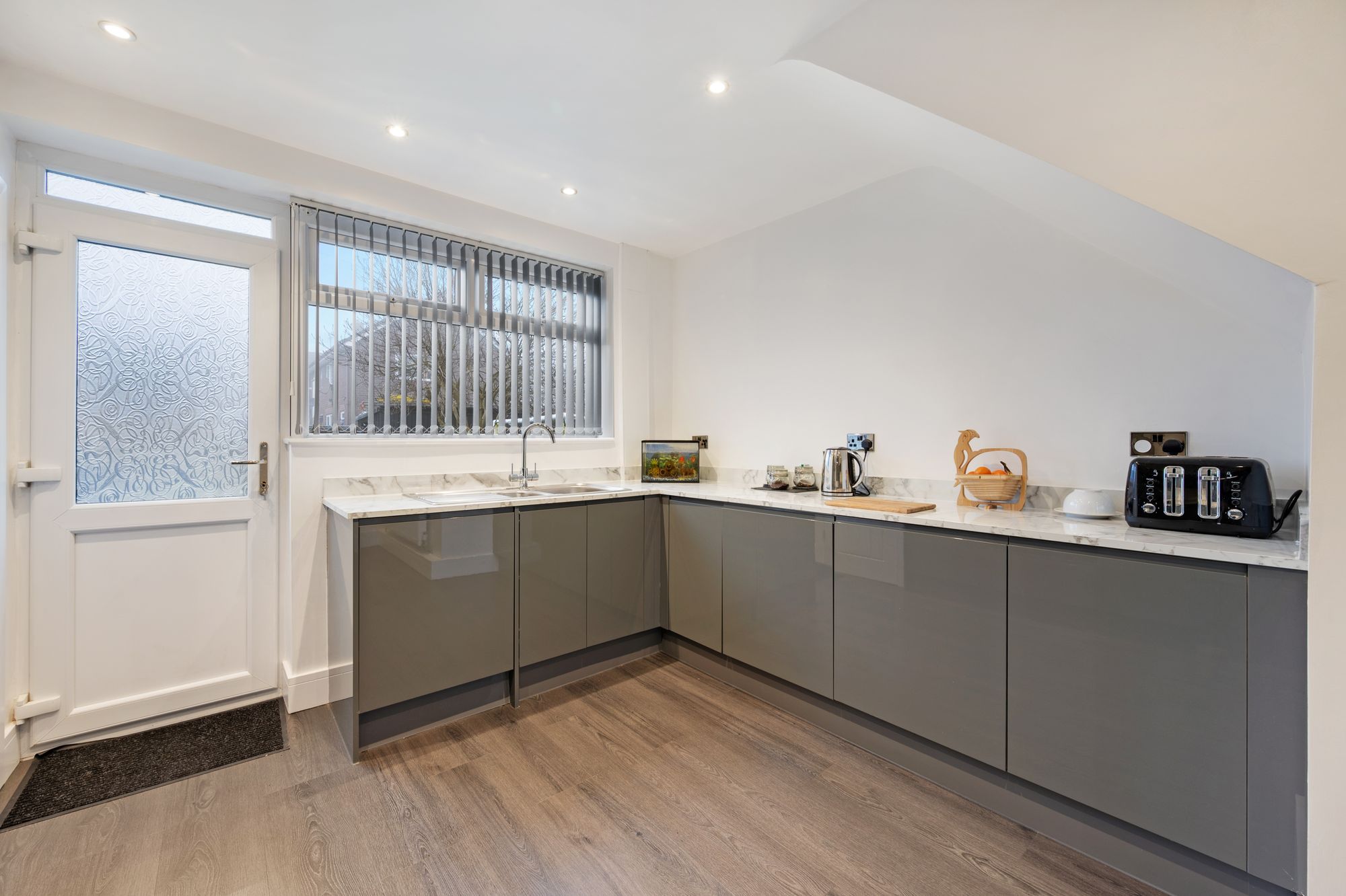 3 bed mid-terraced house to rent in Lochinver Grove, Heywood 7