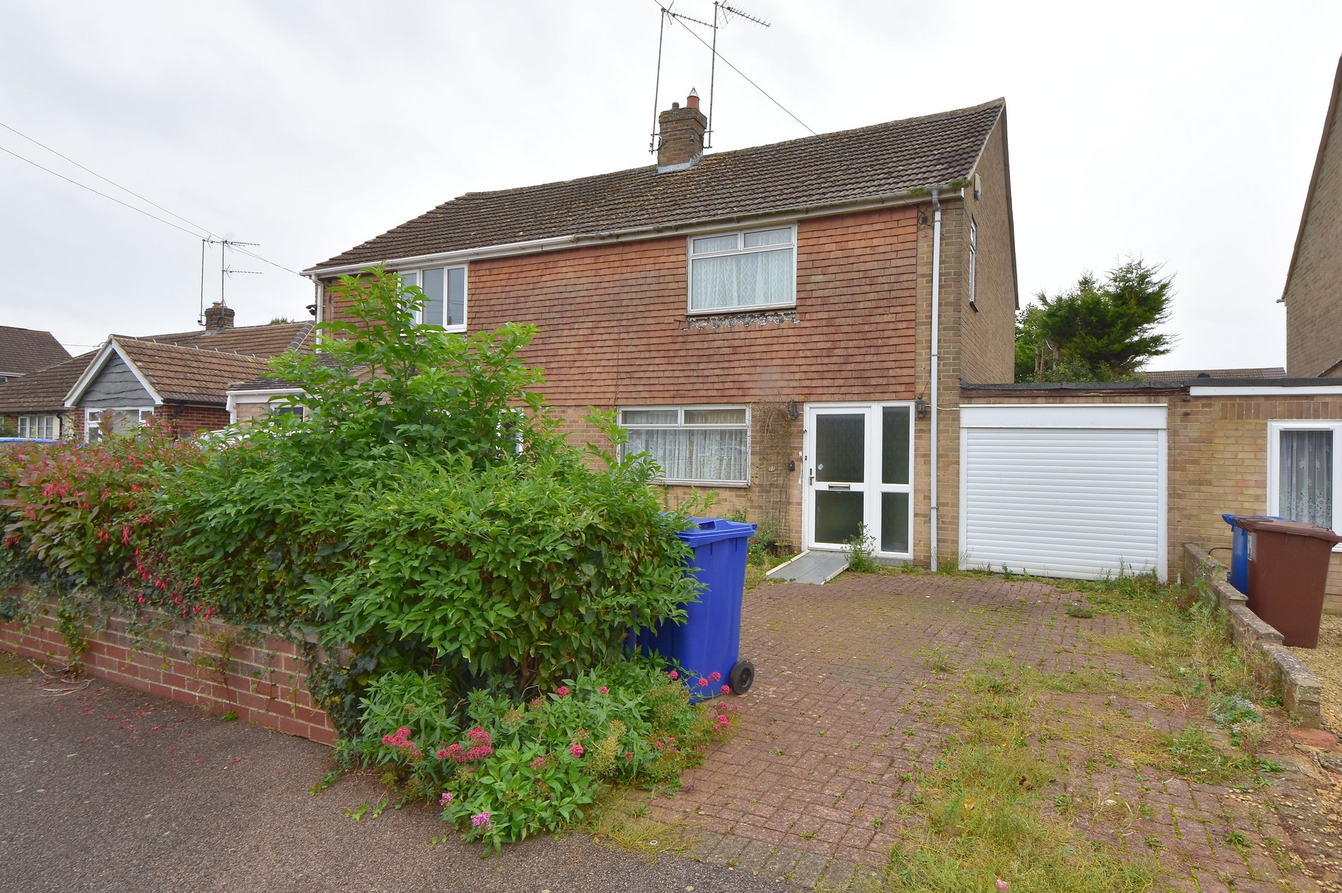 3 bed semi-detached house for sale in Harrowby Road, Banbury  - Property Image 1