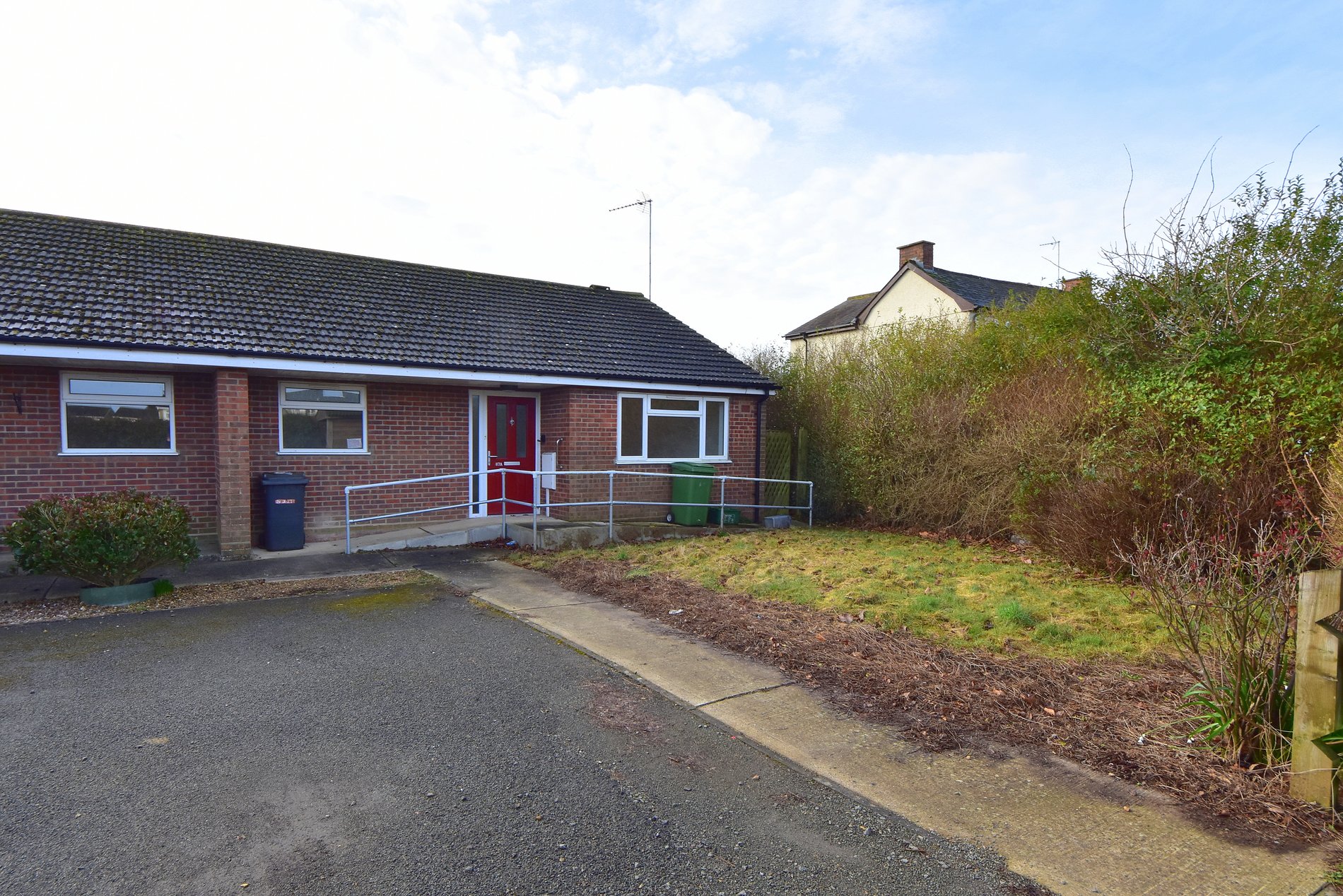 2 bed semi-detached bungalow for sale in Main Road, Banbury - Property Image 1