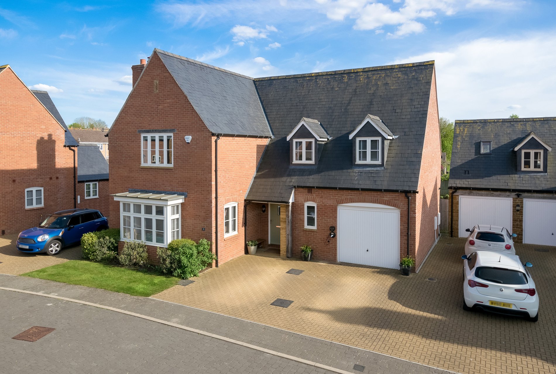4 bed detached house for sale in Buckingham Close, Kings Sutton  - Property Image 1