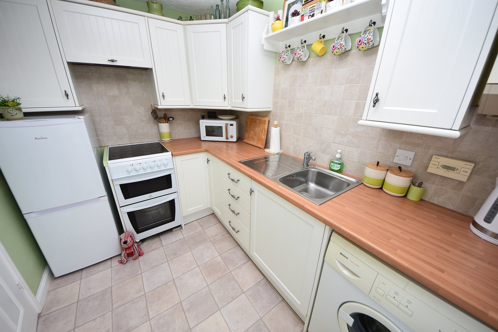 2 bed end of terrace house for sale in Waltham Gardens, Banbury  - Property Image 4