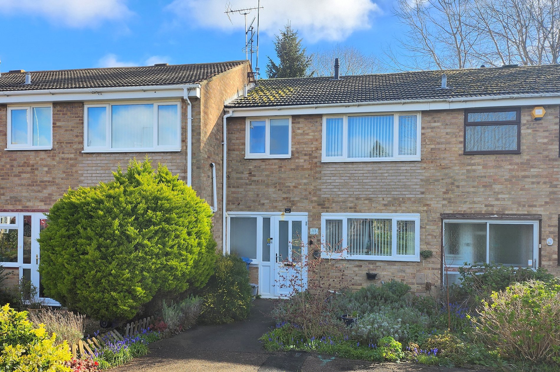 3 bed terraced house for sale in Garden Close, Banbury  - Property Image 1