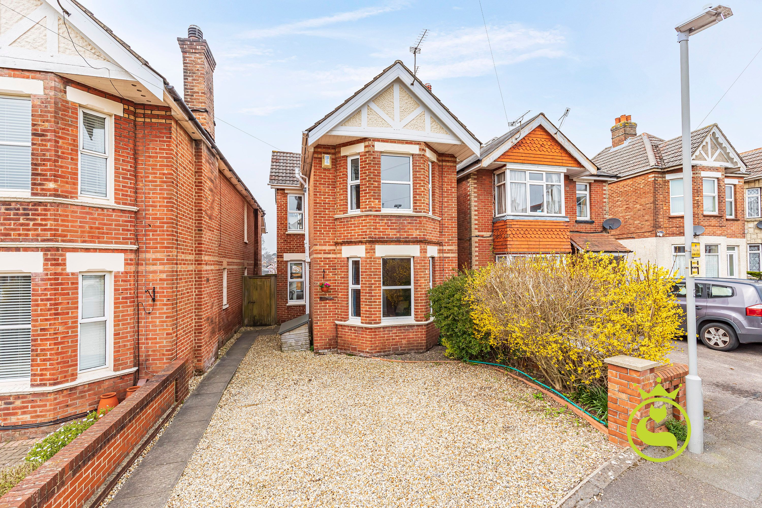 This fantastic detached residence offers the complete package for today’s family lifestyle. Oozing with character, this home is not be missed and is in Courthill catchment!