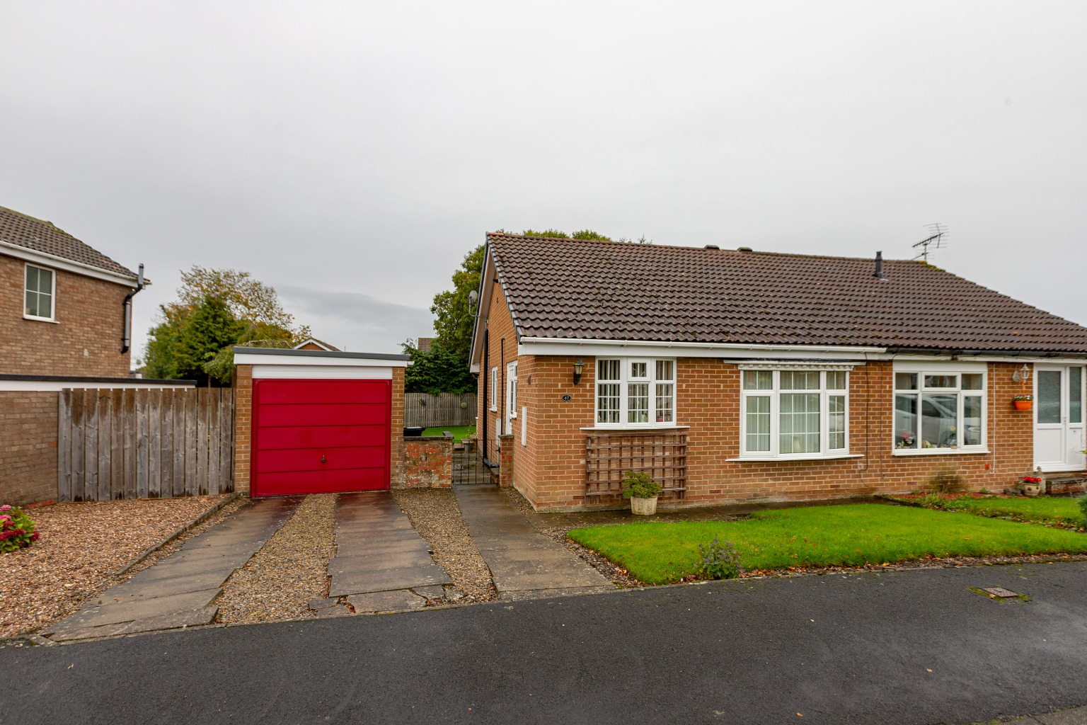 2 bed semi-detached bungalow for sale in Mallard Road, Catterick Garrison - Property Image 1