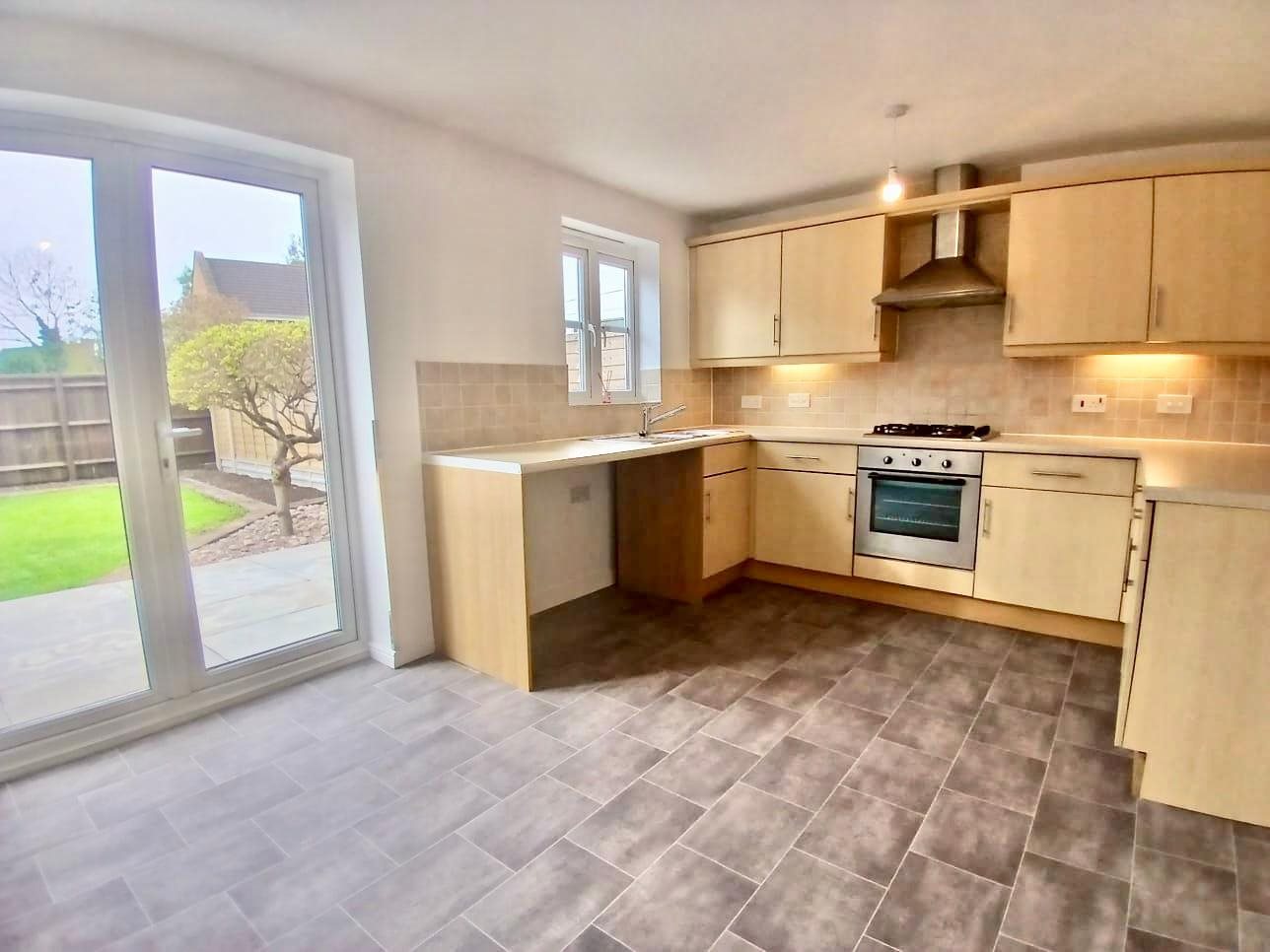 3 bed semi-detached house to rent in Oaktree Place, Str Georges, BS22  - Property Image 3