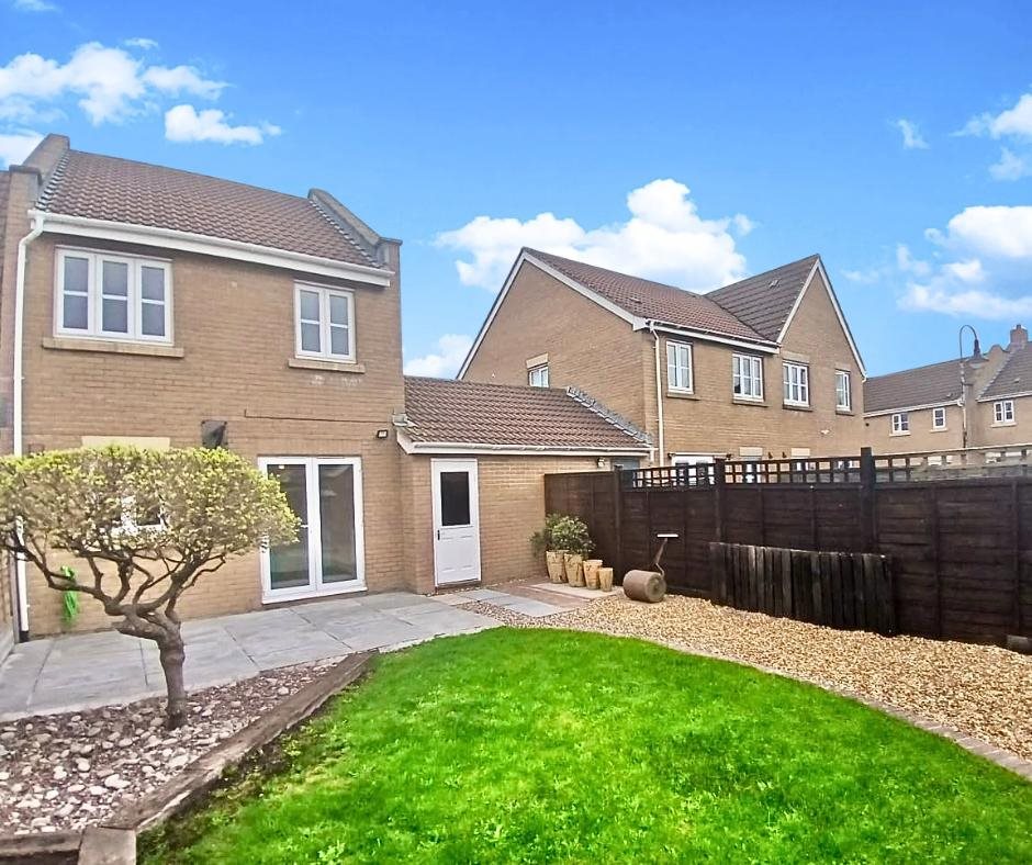 3 bed semi-detached house to rent in Oaktree Place, Str Georges, BS22 3