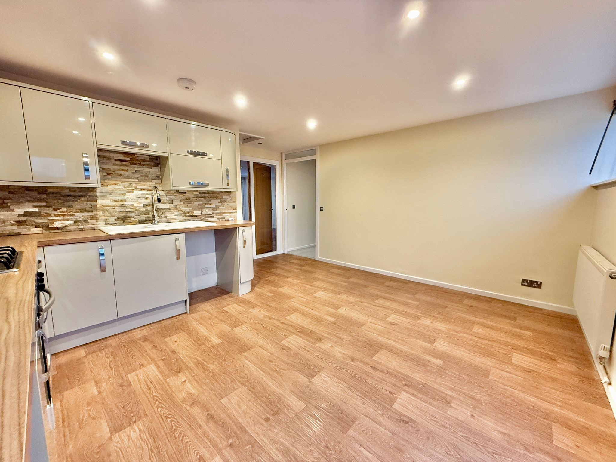 2 bed bungalow to rent in Kestrel Drive, Weston-super-Mare, BS22  - Property Image 5