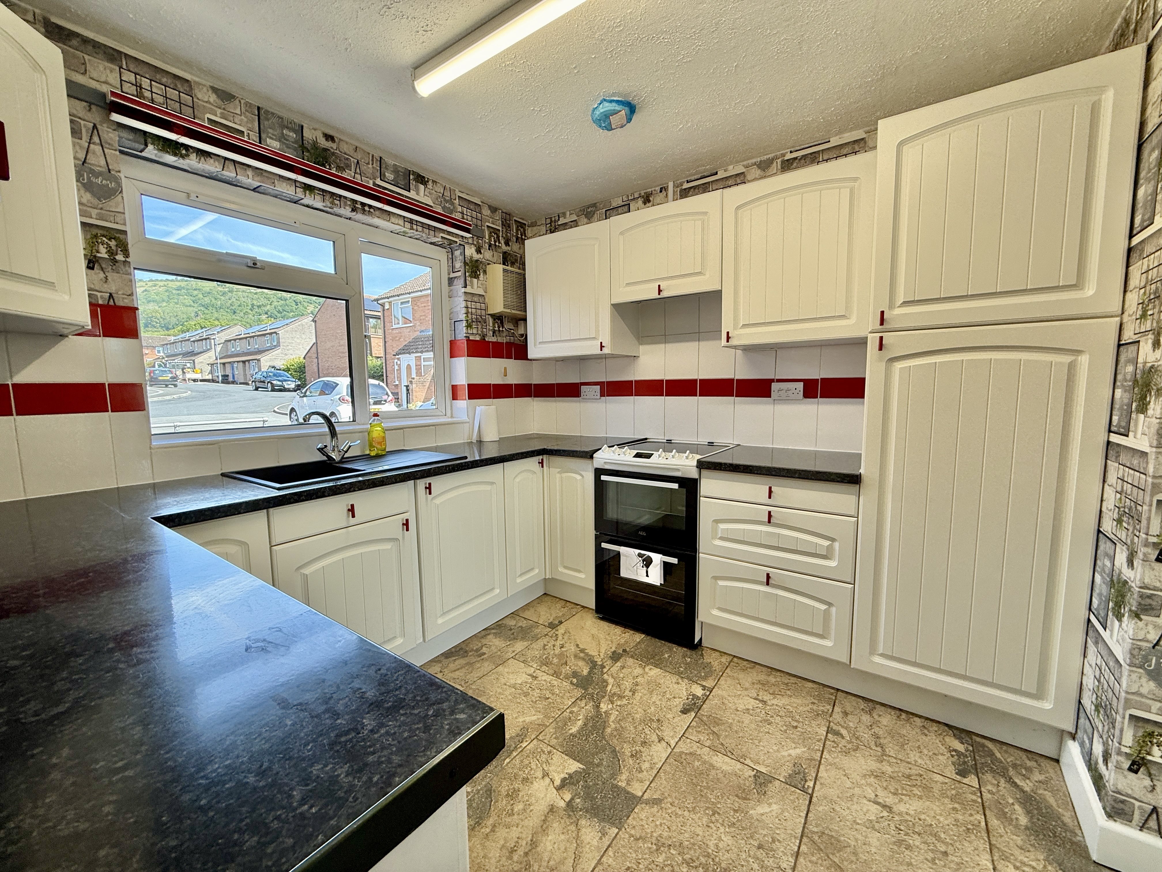3 bed end of terrace house to rent in Knightstone Close, Axbridge  - Property Image 2
