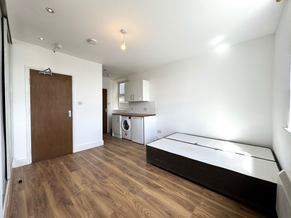 Studio flat to rent in Tottenham Lane, Crouch End  - Property Image 1