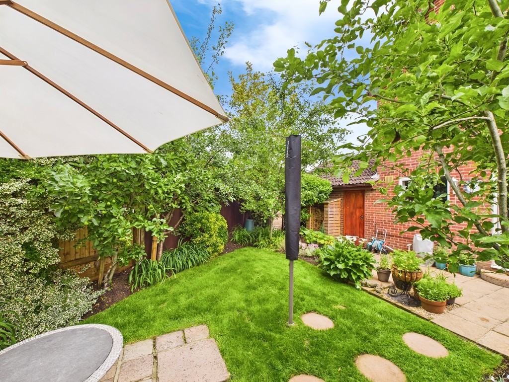 3 bed end of terrace house for sale in Oakapple Close, Cowfold  - Property Image 2