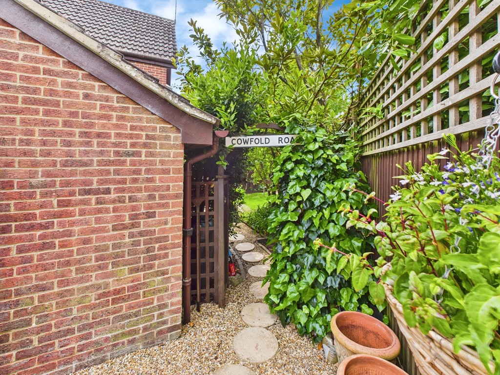 3 bed end of terrace house for sale in Oakapple Close, Cowfold  - Property Image 7