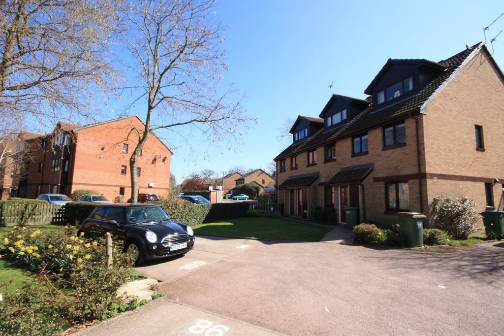 2 bed maisonette to rent in Manor Fields, Horsham  - Property Image 7
