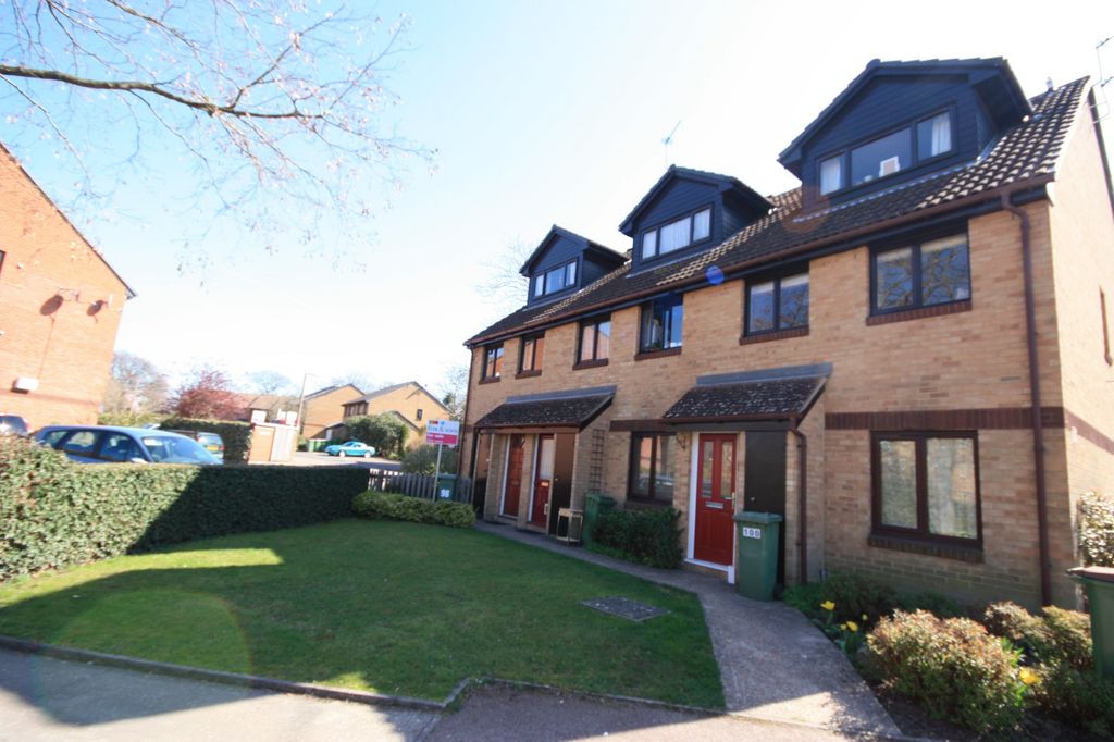 2 bed maisonette to rent in Manor Fields, Horsham - Property Image 1